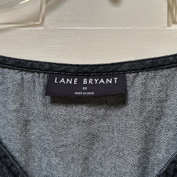 Yes, it has pockets! V-neck, flutter sleeve, ruffled hem - Picture 5 of 7